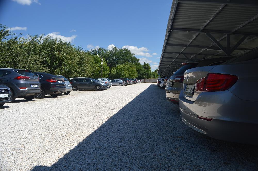 Reptéri parkoló elektromos autóval: hol töltöd fel a kocsit, amíg utazol?