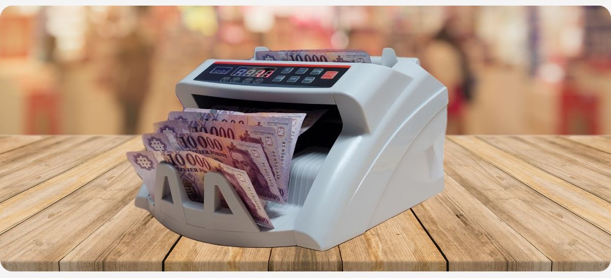 Hogyan szűri ki a gép a hamis bankjegyet? Így működik egy UV+MG-s pénzszámoló